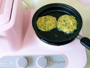 起油锅，一勺一个饼。也可以摊一张，根据个人喜欢来。