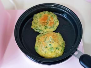 早餐机中小档煎至两面金黄即可，依次做完。