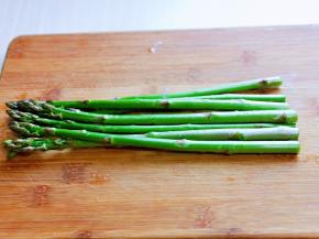 首先处理芦笋，将根部切掉，冷水冲洗干净。