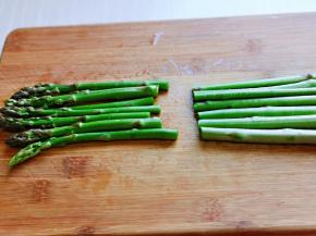 冲洗干净后再将芦笋从中间切开。