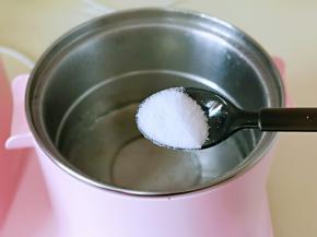 锅中加入水，烧开，加入盐，滴几滴食用油。(这样可以保存芦笋原有的翠绿色)