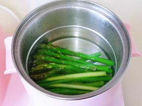 加入处理好的芦笋，大档烧开煮1-2分钟，捞出过冷水。