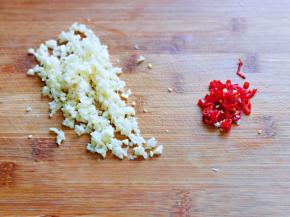 蒜去皮切碎，辣椒去根切碎。