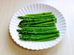 芦笋摆盘，切开的放下面，尖部摆上面。