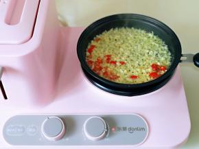 起油锅，加入少量盐，再加入切好的蒜蓉与辣椒，炒出香味儿。