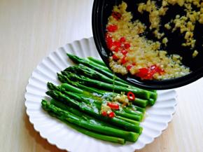 之后将热油倒入芦笋盘中，声音刺啦刺啦的，特别喜欢这种声音。