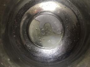 将水和油、细砂糖放在一个盆内用手抽快速混合乳化。