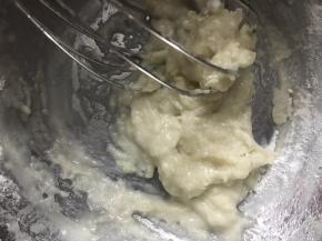 混合一下，不要用力转圈圈的混合，会导致面粉起筋的。