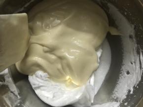 将混合好的面糊倒入蛋白糊中。