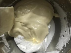 将混合好的面糊倒入蛋白糊中。