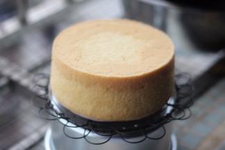 放入预热好的150°烤箱中烤50分钟。取出倒扣晾凉后脱模。