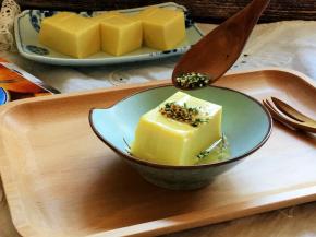 撒适量海苔香松在豆腐的顶部。