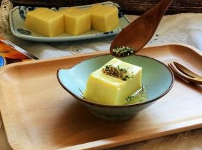 撒适量海苔香松在豆腐的顶部。