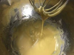 混合好的面糊很细腻，放一旁备用。