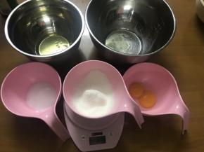 准备食材，进行称重。鸡蛋最好用存放在冰箱内冷藏的。