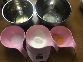 准备食材，进行称重。鸡蛋最好用存放在冰箱内冷藏的。