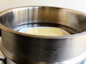 锅中水沸，将鸡蛋豆腐入锅，上汽后蒸五分钟即可。