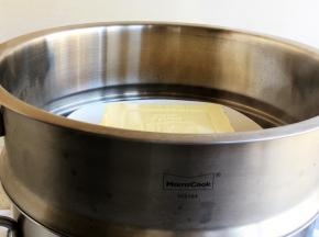 锅中水沸，将鸡蛋豆腐入锅，上汽后蒸五分钟即可。