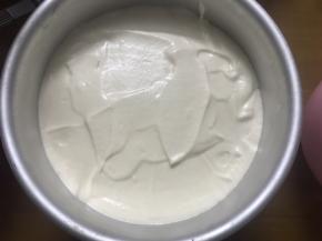 倒入模具中。入炉前震一下，把大气泡震走。