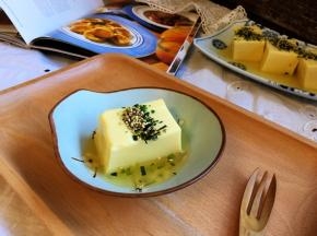 海苔的酥脆加上芝麻的香，又有鸡汁的鲜，使这道简单的料理口感丰富，非常健康。