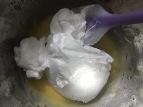 取出三分之一的蛋白糊放在蛋黄糊进行混合拌匀。