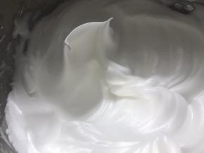 打发的状态是细腻的硬性发泡。