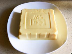 鸡蛋豆腐很软嫩，只需轻轻拍一拍盒子的四面及底部，就可以取出完整地豆腐。