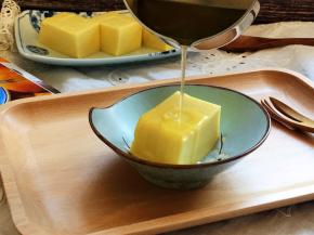 鸡蛋豆腐切成四块，装入盘中，淋入煮沸的热鸡汁。