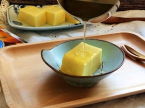 鸡蛋豆腐切成四块，装入盘中，淋入煮沸的热鸡汁。