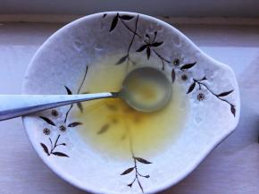 将豆腐盘中的汤汁加入浓缩鸡汁中稀释均匀。