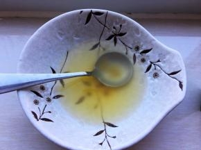 将豆腐盘中的汤汁加入浓缩鸡汁中稀释均匀。