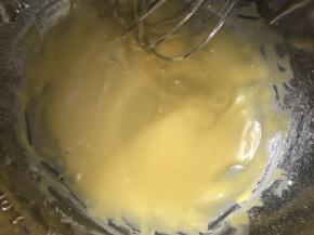 加入蛋黄后进行Z字或者一字手法进行混合。