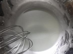乳化好是呈乳白状的，一定要乳化到位，这决定着你蛋糕的成败。