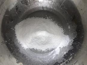 加入过筛两次以上的低筋面粉。