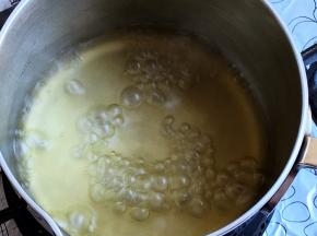 倒入小奶锅中煮滚。