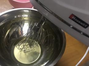 蛋清打发出大气泡后分三次加入细砂糖。
