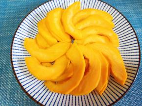 南瓜去皮切片盐腌制五分钟。