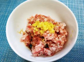 肉沫放生抽，盐，料酒，姜粒拌匀。