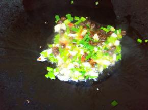 热油炒香葱姜 豆豉。