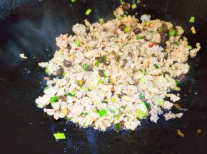 放肉沫炒至变色