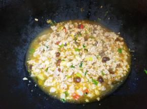 加少许清水煮开。