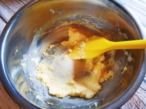 黄油常温软化放糖拌匀。