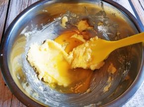分次加入鸡蛋液，每次拌匀再加下一次。