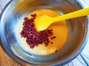 放入拌匀的黄油里。