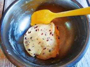 用刮刀拌成面团。