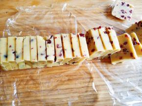 取出切厚片，烤箱提前预热。