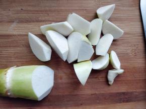 茭白洗净，切滚刀块。就是把茭白放在砧板上，斜着切块，滚动旋转一下，再重复斜着切小块。