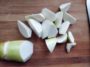 茭白洗净，切滚刀块。就是把茭白放在砧板上，斜着切块，滚动旋转一下，再重复斜着切小块。