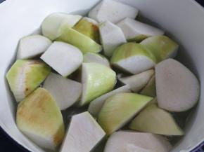 水中加少许盐，加热到沸腾，将切好的茭白放入焯一会儿。茭白里的草酸，焯水后会减少，就和绿叶菜中的菠菜中的草酸要经焯水取出一样。