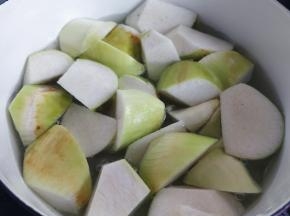 水中加少许盐，加热到沸腾，将切好的茭白放入焯一会儿。茭白里的草酸，焯水后会减少，就和绿叶菜中的菠菜中的草酸要经焯水取出一样。